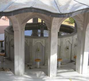 Waschplatz vor der Moschee