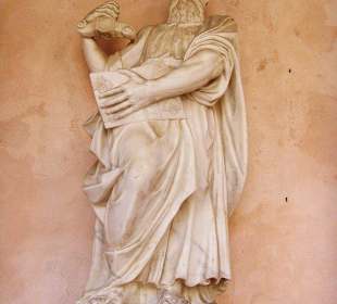 Biblische Steinfigur vor dem Dom in der Altstadt