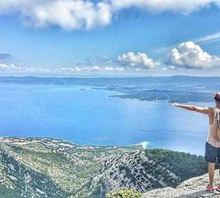 Unten links neben dem Horn