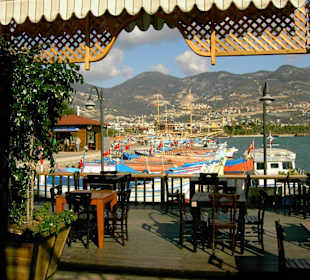 Durchblick auf den Hafen von Alanya