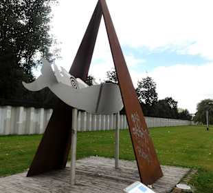 Die Skulptur Sehnsuchtswesen an der Weser