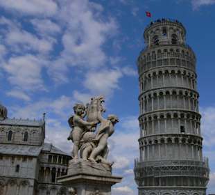 Pisa-slavná šikmá věž Torre Pendente 