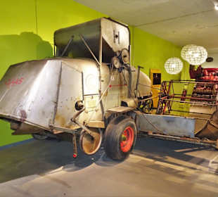 Alter Mähdrescher im Freilichtmuseum