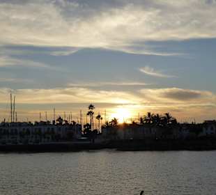 Die Sonne versinkt in den Wolken