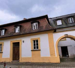 Seitenflügel und Nebengebäude