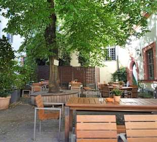 Der Biergarten des Schlenkerla hinter dem Haus