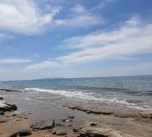 Strand mit Felsen und Sand