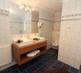 Badezimmer mit Dusche/Bad/Doppelwaschbecken/WC