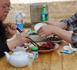Freundliche Chinesen beim Abendessen