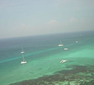 Ausflugsboote ankern am Traumstrand!