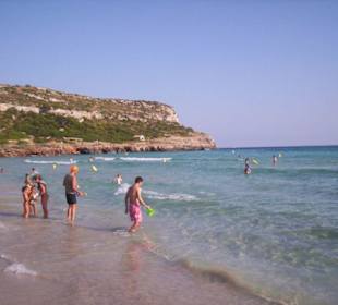 Strand mit Felsen in Son Bou
