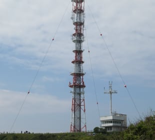 Der Helgoländer Sendeturm ist über 110 Meter hoch