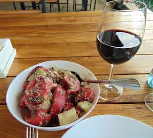 Separavi Rotwein und Tomaten-Gurken-Walnusssalat