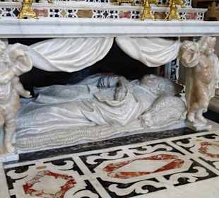 Bischofsgrab in der Kathedrale Santa Maria