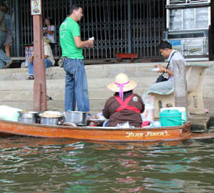 Marktfrau verkauft an Land