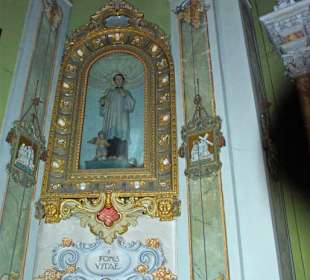 Heiligenfiguren mit Malereien