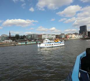 Eines von vielen Rundfahrschiffen