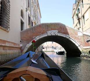 Es gibt in den Kanälen einige Brücken