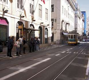 Eléctrico 28 bei der Durchfahrt der Baixa