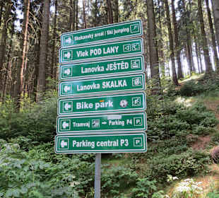 Gut ausgeschilderter Weg zur Straßenbahn 