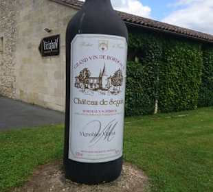 Die riesig Flasche am Eingang.