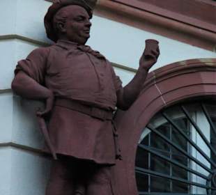 Am Eingang links davon