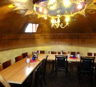 Sitzplätze in den Sudkesseln des Brauhauses