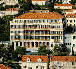 Riesiges Hotel vor der Altstadt