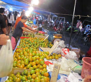 Der Bangtao Nacht-Markt mit Angeboten 027