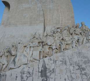 Vorne am Bug steht  Heinrich der Seefahrer