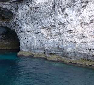Höhle auf dem Weg zur Blauen Lagune
