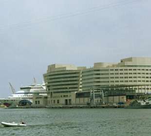 Barcelona - AIDAvita hinter WTC