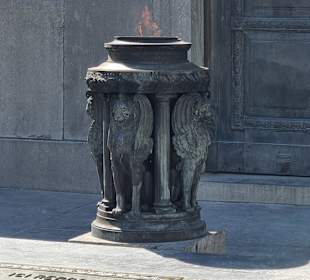 Flamme vor Kongress Säule 