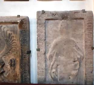 Alte Grabsteinplatten stehend 