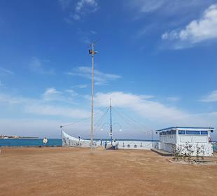 Fischerboot direkt am benachbarten Hotelstrand.