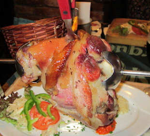 Die Spezialität "Riesen Schweinshaxe"