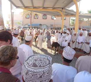 Eine Touristin unter den Bauern