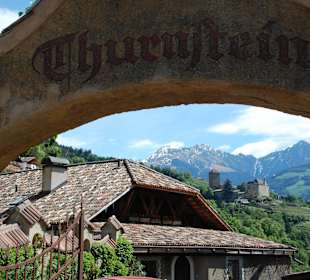 Im Hintergrund Schloß Tirol