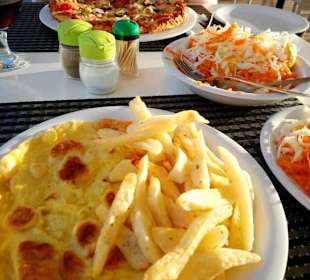 Omelette, Pommes und Salat