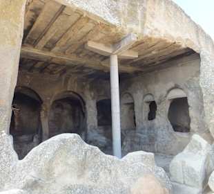 Sklepienia dawnych wydrążonych w skale pomieszczeń