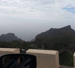 Ausblick vom Auto auf Serpentinen