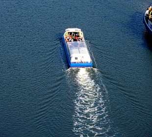 Ein Hafenrundfahrtschiff verlässt den Liegeplatz