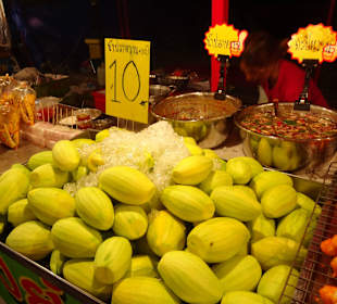 Auf dem Nachtmarkt von Kanchanaburi