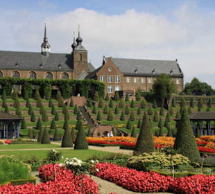 Klostergarten mit Blick auf das Kloster