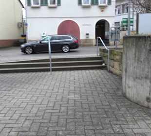 Dorfplatz mit Dorfbrunnen