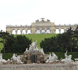 Neptunbrunnen und Gloriette