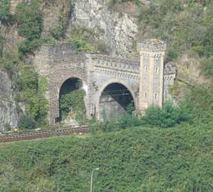 Bahntunnel am linken Rheinufer