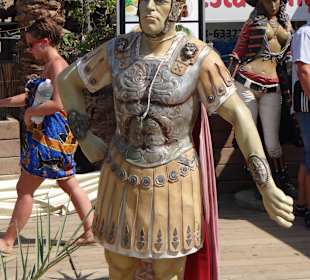 Przy restauracji stoi taki gość