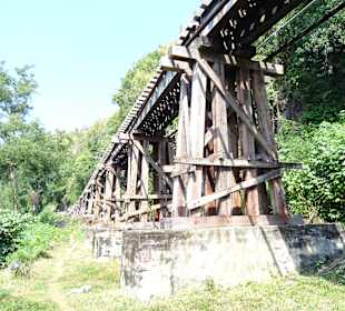Zu Fuß unter dem Tham-Krasae-Viadukt
