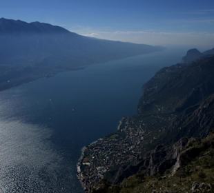 Blick von der Cima di Mughera auf Limone
